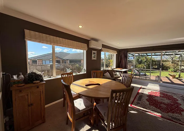 Mooma's - Single Level Covered Patio Sleeps 8 * Rotorua