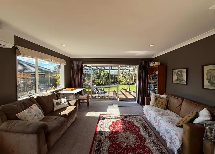 Mooma's - Single Level Covered Patio Sleeps 8 * Rotorua