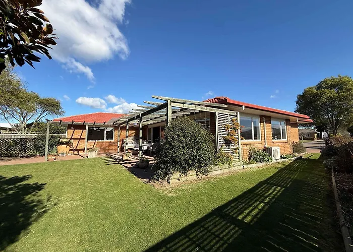 Mooma's - Single Level Covered Patio Sleeps 8 * Rotorua